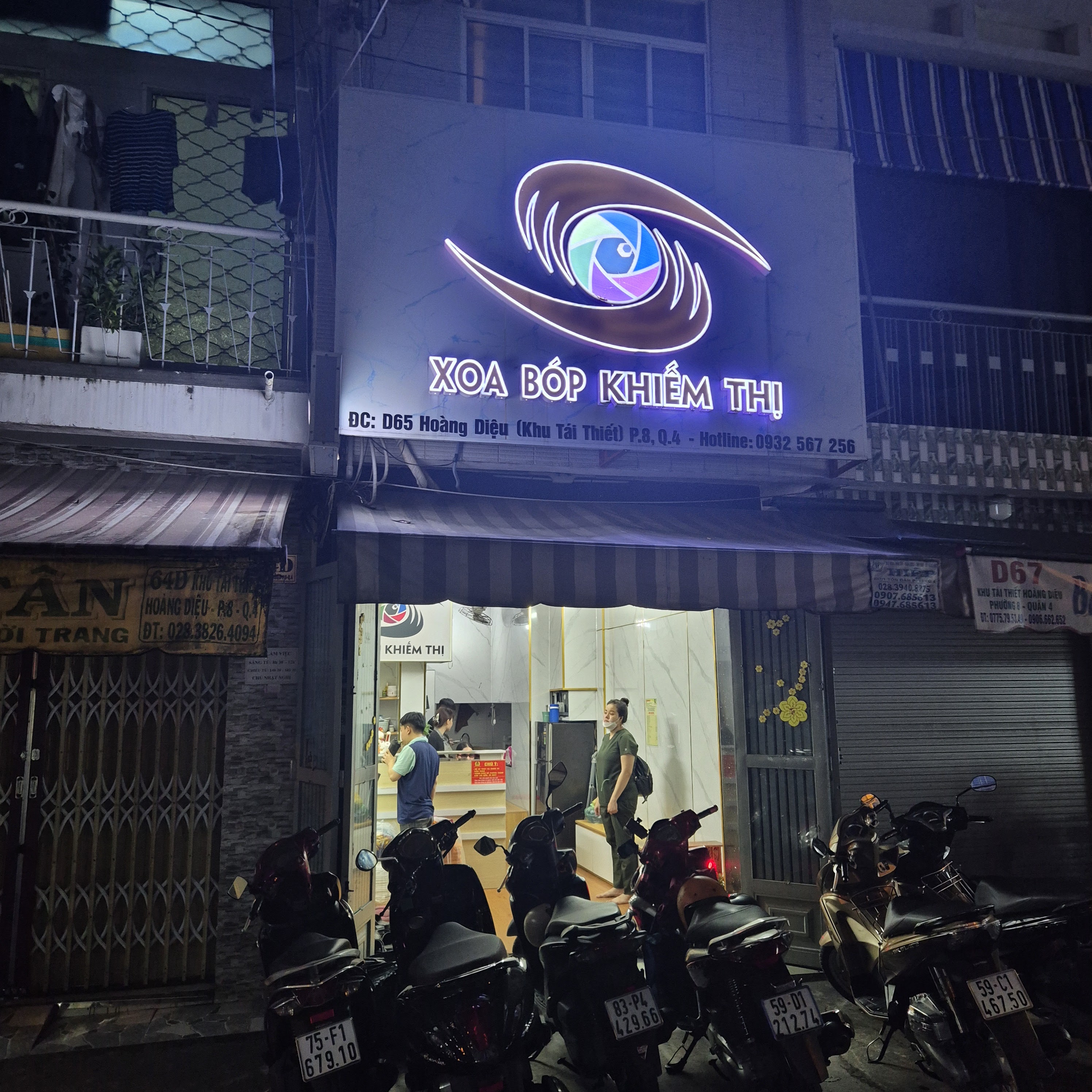 Góc bên trong tiệm AQUA — tường gạch và rèm vải tách phòng riêng cho khách.